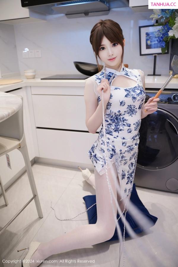   [XiuRen]高清写真图 2024.03.19 No.8255 梦灵儿Mini 丝袜美腿第14张图片